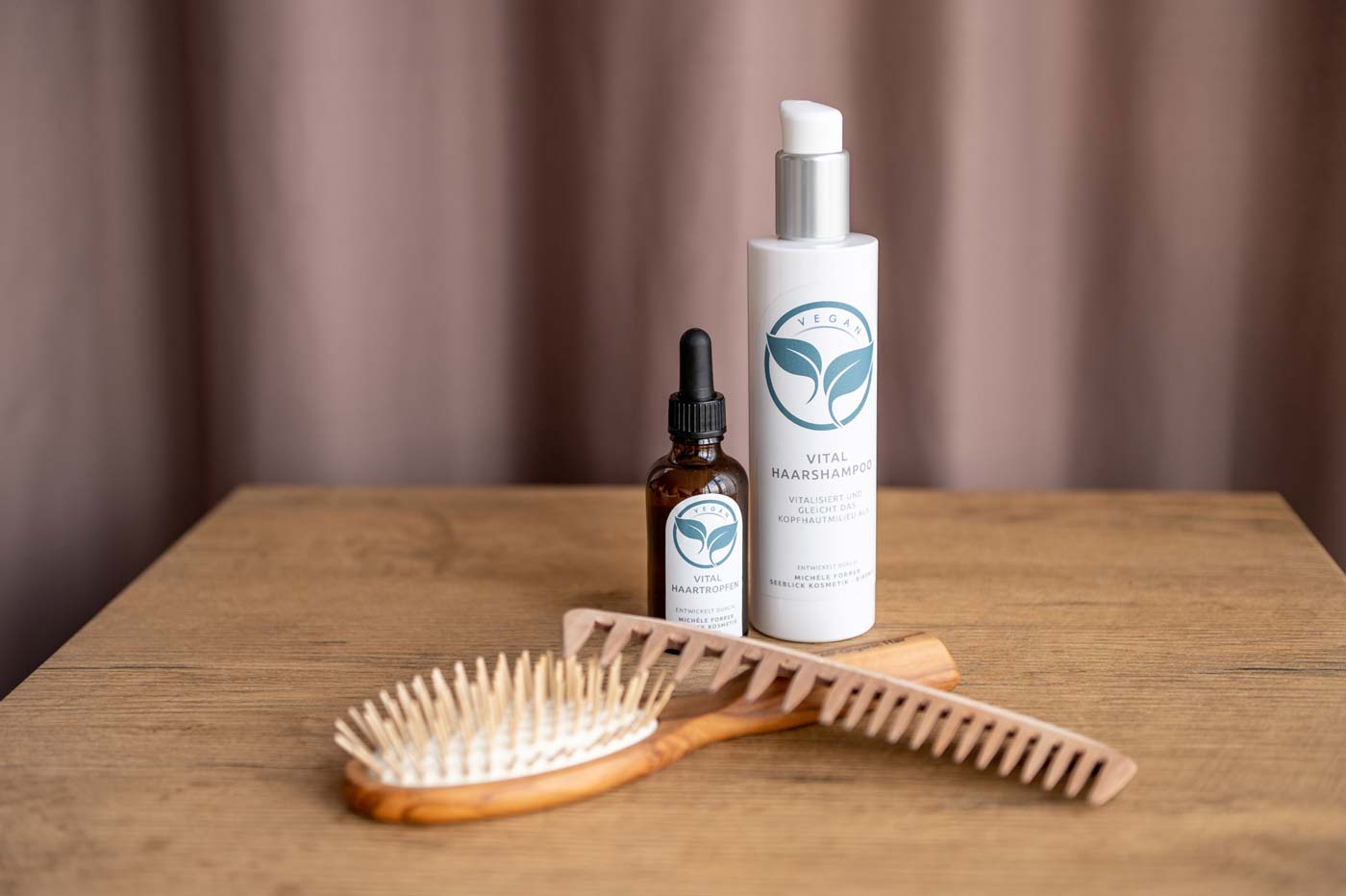 Vital Haarshampoo und Haartropfen mit Holzbürsten